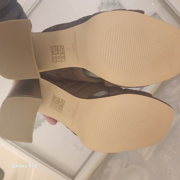 Journee Collection "Lyddie" Leather Sandals. NWT. Size 7 - Picture 9 of 10